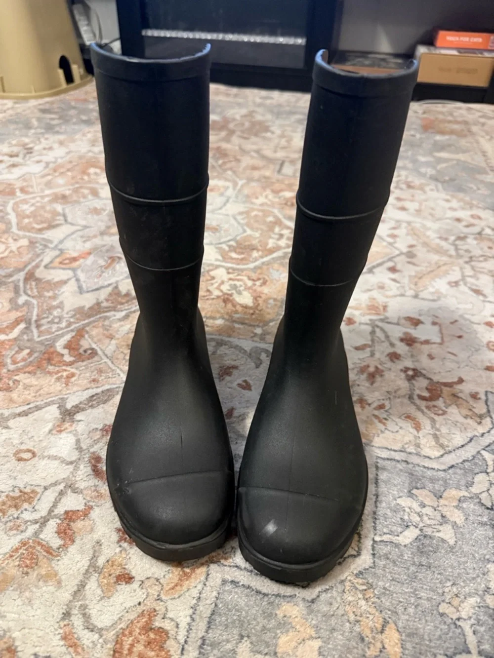 Black rainboots; no brand; men’s size 5